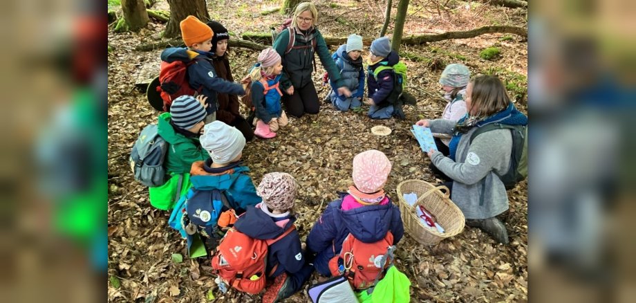 Gemeinsam mit der Pilzexpertin Claudia Janetzki Mittmann begaben sich die Kinder der Kita Winkelholzbande auf eine aufregende Entdeckungsreise rund um das Thema Pilze. 