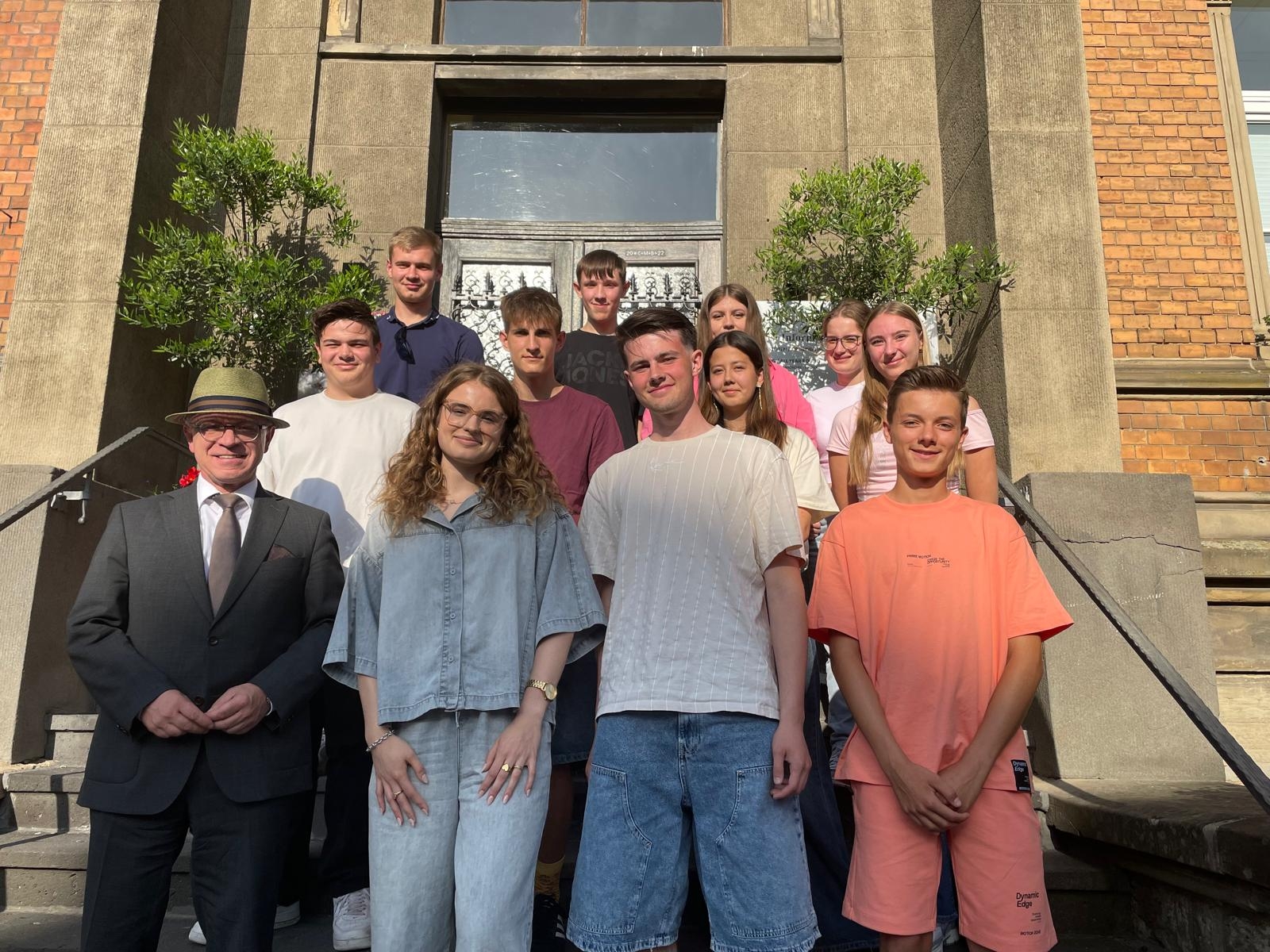 Nach der konstituierenden Sitzung kamen Mitglieder des Jugendrats mit Bürgermeister Jörg Haseneier (vorne, links) noch für ein gemeinsames Foto zusammen. Auf dem Bild (vordere Reihe, von links): Jolie Spaniol (Vorsitzende), Emil Koos (1. Stellvertretender Vorsitzender), Leandro Nitsch (2. Stellvertretender Vorsitzender). Mittlere Reihe, von links: René Bonouvrier, Leo Bersch, Marina Porz, Leonie Kasemir. Hintere Reihe, von links: Viktor Paleschuk, Jona Konrad, Helena Eiden, Jana Schneider. 