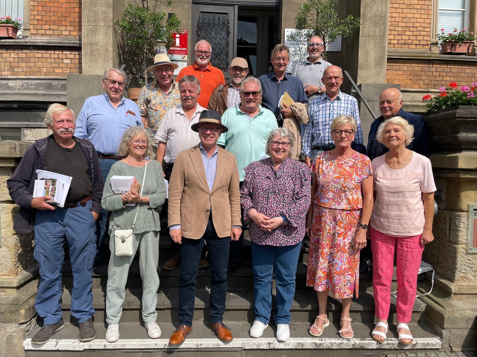 Der neu konstituierte Seniorenbeirat der Stadt Boppard gemeinsam mit Boppards Bürgermeister Jörg Haseneier (vorne, 3. von links). Auf dem Foto (vordere Reihe, von links): Klaus Thomas, Eleonore Kühlborn (2. Stellvertreterin), Beate Kaster-Schubert, Hildegard Graeff, Sylvia Miesen. Zweite Reihe (von links): Werner Knieling, Rainer Hassbach, Heinz Bock, Dr. Heinz Bergmann (1. Stellvertreter), Horst Minning. Dritte Reihe (von links): Bernd Lange, Helmut Zindorf, Erster Beigeordneter. Vierte Reihe (von links): Hans Günter Hillesheim (1. Stellvertreter), Reinhold Riegel, Willi Müller. 