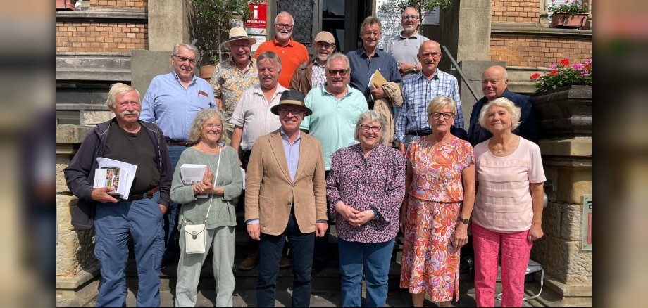 Der neu konstituierte Seniorenbeirat der Stadt Boppard gemeinsam mit Boppards Bürgermeister Jörg Haseneier (vorne, 3. von links). Auf dem Foto (vordere Reihe, von links): Klaus Thomas, Eleonore Kühlborn (2. Stellvertreterin), Beate Kaster-Schubert, Hildegard Graeff, Sylvia Miesen. Zweite Reihe (von links): Werner Knieling, Rainer Hassbach, Heinz Bock, Dr. Heinz Bergmann (1. Stellvertreter), Horst Minning. Dritte Reihe (von links): Bernd Lange, Helmut Zindorf, Erster Beigeordneter. Vierte Reihe (von links): Hans Günter Hillesheim (1. Stellvertreter), Reinhold Riegel, Willi Müller. 