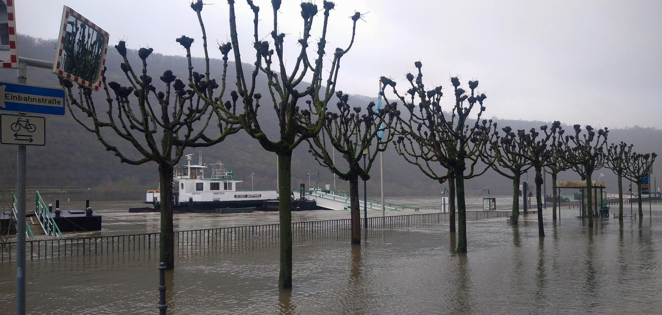 Das Hochwasser- und Starkregenvorsorgekonzept soll das Bewusstsein für Gefahren durch wiederkehrende Rheinhochwasser und mögliche Starkregenereignisse schärfen. Die darin enthaltenen Handlungsempfehlungen dienen der Vorsorge und sollen dabei helfen, Gefahren und Schäden im Vorfeld zu minimieren. 