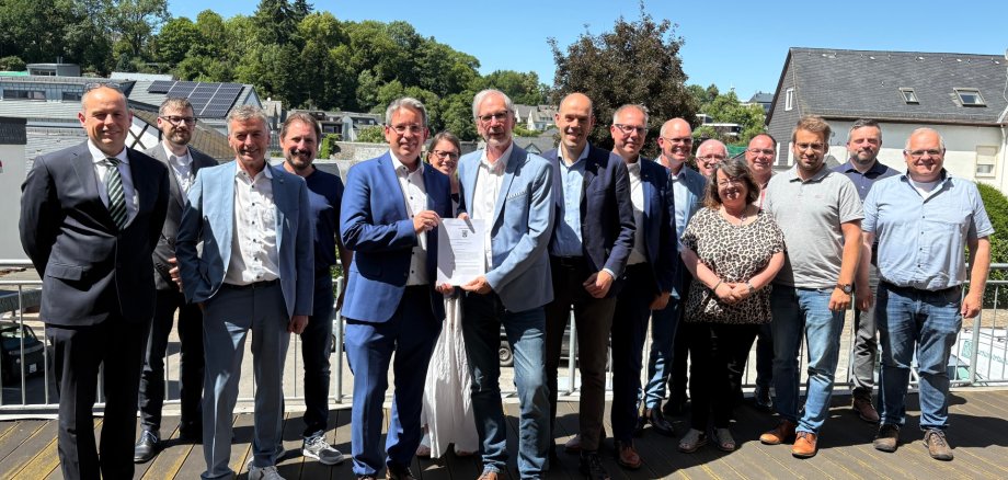 Gemeinsam freuen sich über die notarielle Gründung der ERH (von links nach rechts): Notar Dr. Christopher Wagenknecht, Dominik Nachtsheim (Stadt Boppard), Bürgermeister Michael Boos, Bürgermeister Peter Unkel, Geschäftsführer Frank-Michael Uhle, Dezernentin Sandra Zilles (Rhein-Hunsrück-Kreis), Geschäftsführer Thomas Lorenz, Landrat Volker Boch, Bürgermeister Peter Müller, Bürgermeister Christian Keimer, Bürgermeister Jörg Haseneier, Stefanie Simons (RHE), Dietmar Emmerich (VG Kastellaun), Tobias Fichtel (RHE), Sebastian Roller (VG Simmern-Rheinböllen) und Stefan Assies (VG Hunsrück-Mittelrhein).