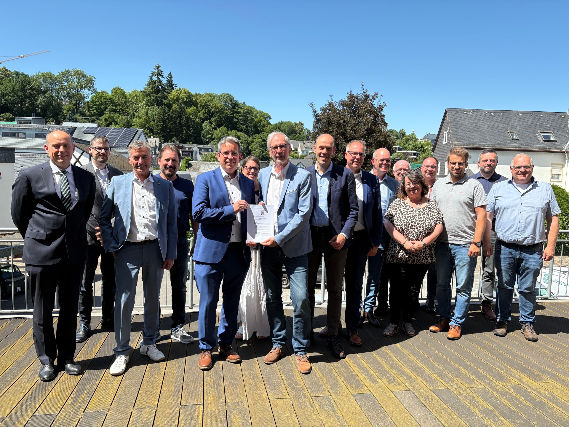 Gemeinsam freuen sich über die notarielle Gründung der ERH (von links nach rechts): Notar Dr. Christopher Wagenknecht, Dominik Nachtsheim (Stadt Boppard), Bürgermeister Michael Boos, Bürgermeister Peter Unkel, Geschäftsführer Frank-Michael Uhle, Dezernentin Sandra Zilles (Rhein-Hunsrück-Kreis), Geschäftsführer Thomas Lorenz, Landrat Volker Boch, Bürgermeister Peter Müller, Bürgermeister Christian Keimer, Bürgermeister Jörg Haseneier, Stefanie Simons (RHE), Dietmar Emmerich (VG Kastellaun), Tobias Fichtel (RHE), Sebastian Roller (VG Simmern-Rheinböllen) und Stefan Assies (VG Hunsrück-Mittelrhein).