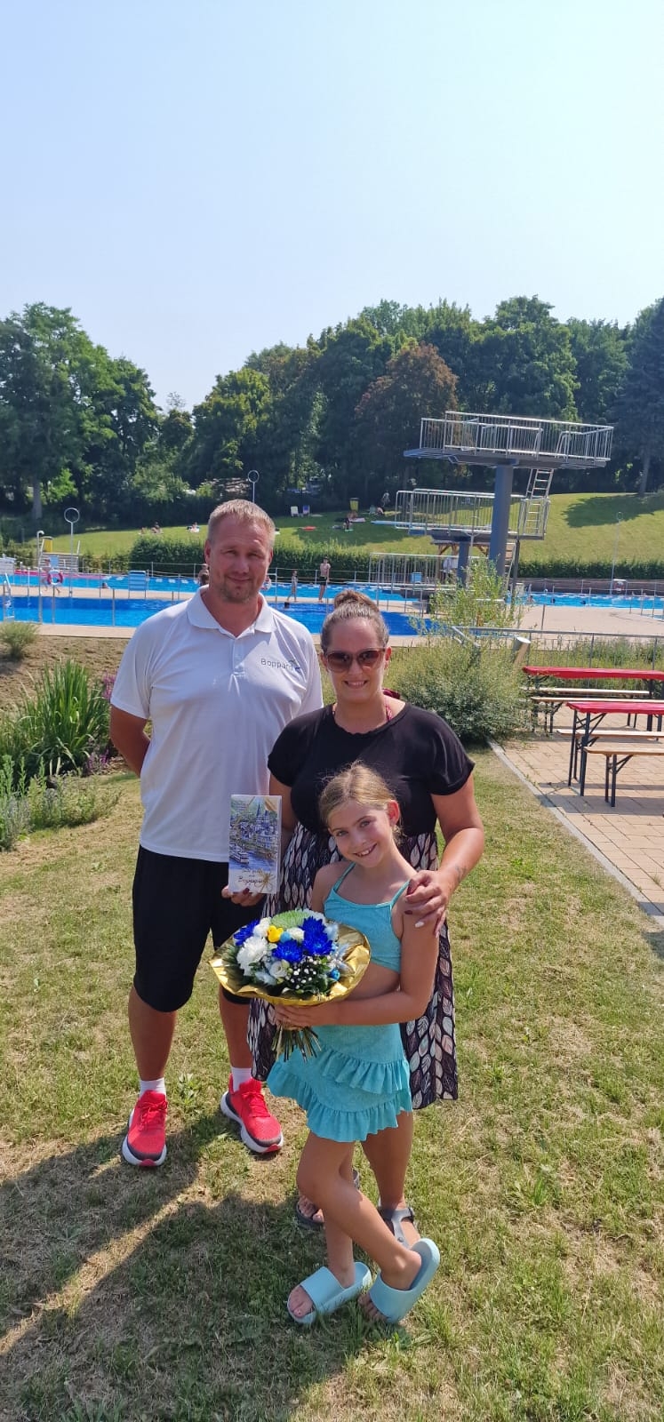 Kürzlich begrüßte Betriebsleiter Christian Meinecke die 65.000. Besucherin im Thermalfreibad Boppard. 