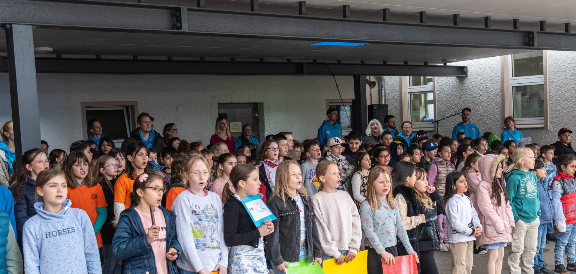 Höhepunkt war die Eröffnungsfeier aller Klassen, welche durch ein buntes Programm bestehend aus musikalischen Beiträgen, Tanz, Theater und einer Schülerrede geprägt war. 