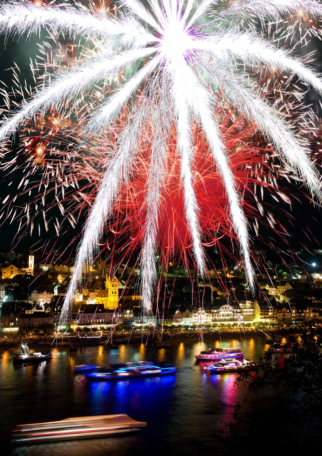 Wegen des Weinfest-Feuerwerks werden die Parkplätze am Fähranleger Filsen auf der rechten Rheinseite an den beiden Weinfest-Samstagen Tagen ganztägig gesperrt sind.