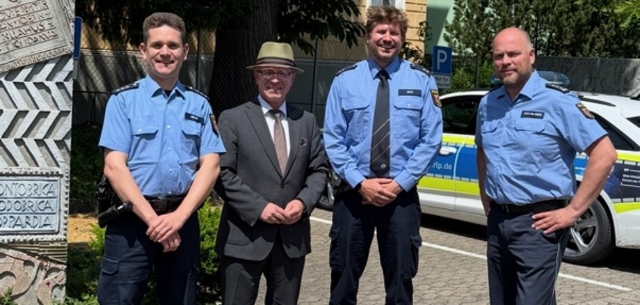 Zwei Bezirksdienststellen der Polizei in der Stadt Boppard wurden neu besetzt. Auf dem Foto (von links):  Marc Neiser (Bezirksdienst Stadt Boppard), Bürgermeister Jörg Haseneier, Matthias Gick (Bezirksdienst Stadt Boppard), Andreas Wich-Glasen (Dienststellenleiter PI Boppard). 