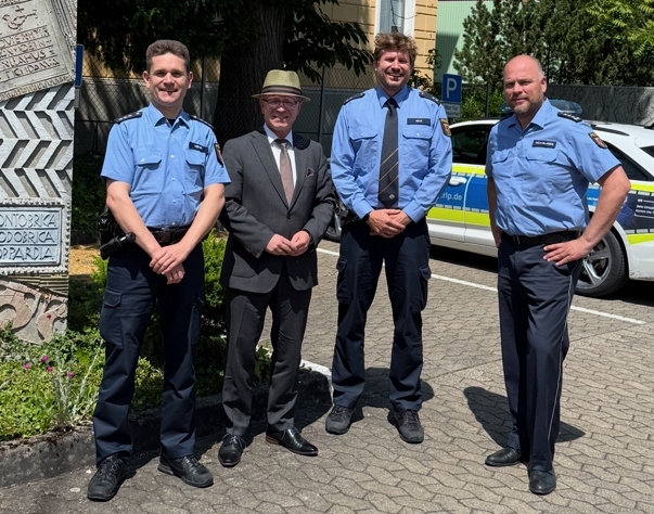 Zwei Bezirksdienststellen der Polizei in der Stadt Boppard wurden neu besetzt. Auf dem Foto (von links):  Marc Neiser (Bezirksdienst Stadt Boppard), Bürgermeister Jörg Haseneier, Matthias Gick (Bezirksdienst Stadt Boppard), Andreas Wich-Glasen (Dienststellenleiter PI Boppard). 
