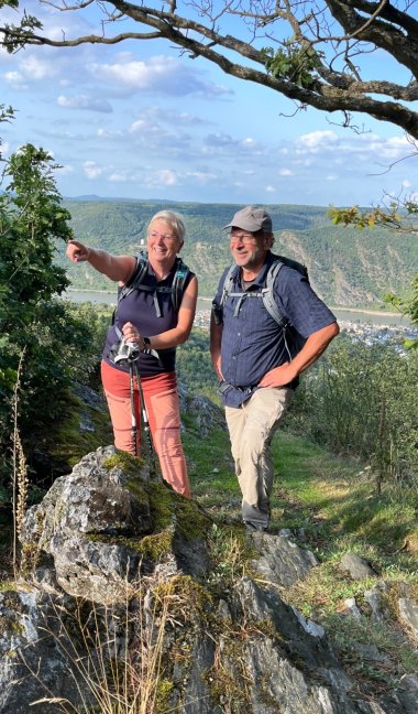 Inhaberinnen und Inhaber der Karte erhalten künftig einen Rabatt von 2 Euro auf alle einzeln buchbaren geführten Wanderungen (ausgenommen Gruppenangebote) von WanderPeter und Kerstin Dresen. Inhaberinnen und Inhaber der Karte erhalten künftig einen Rabatt von 2 Euro auf alle einzeln buchbaren geführten Wanderungen (ausgenommen Gruppenangebote) von WanderPeter und Kerstin Dresen.