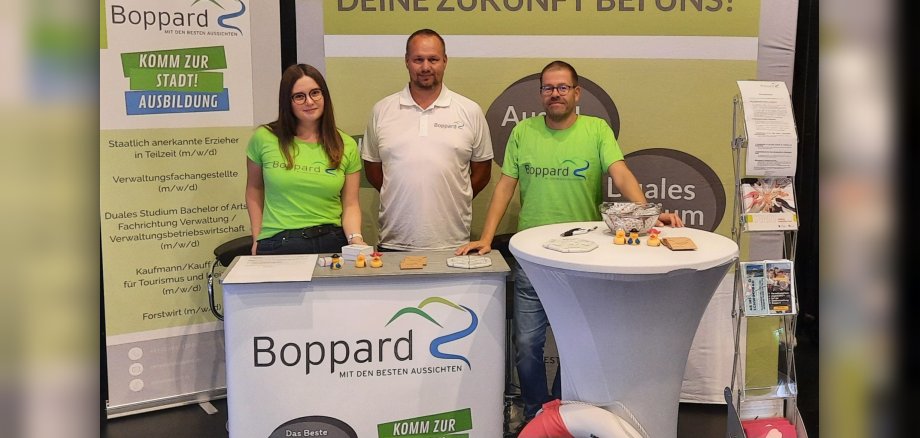 Die Stadtverwaltung Boppard war mit einem Stand auf der Ausbildungsmesse 2025 vertreten: Über die verschiedenen Ausbildungsmöglichkeiten bei der Stadt Boppard informierten (von links): Viktoria Metzger, Personalabteilung, Christian Meinecke, Betriebsleiter Thermalfreibad Boppard, und Jochen Vickus, Sachgebietsleiter Personal. 