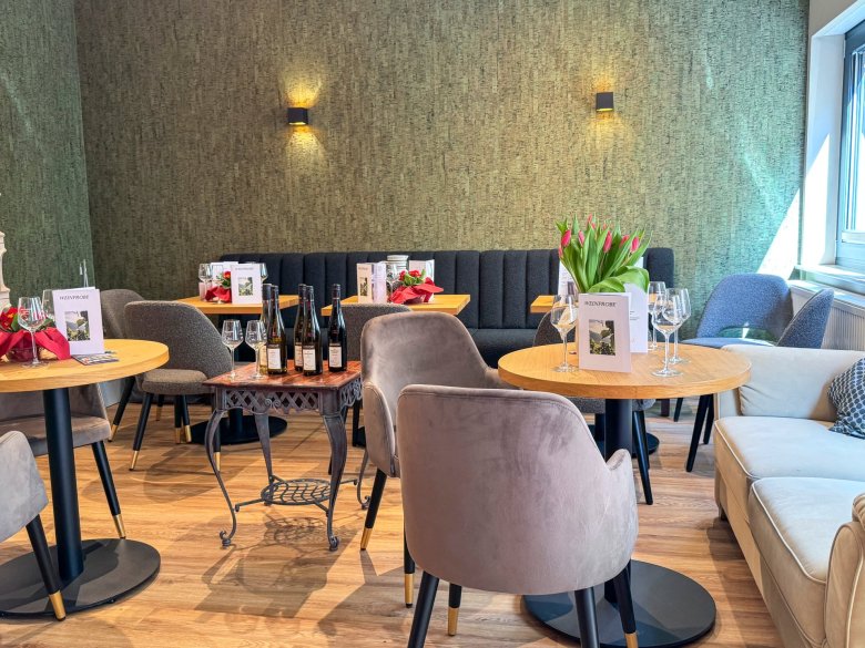 Entdecken Sie drei ausgewählte Weine des Weinguts Toni Lorenz in einer kleinen, feinen Weinprobe „to go“. Entdecken Sie drei ausgewählte Weine des Weinguts Toni Lorenz in einer kleinen, feinen Weinprobe „to go“.