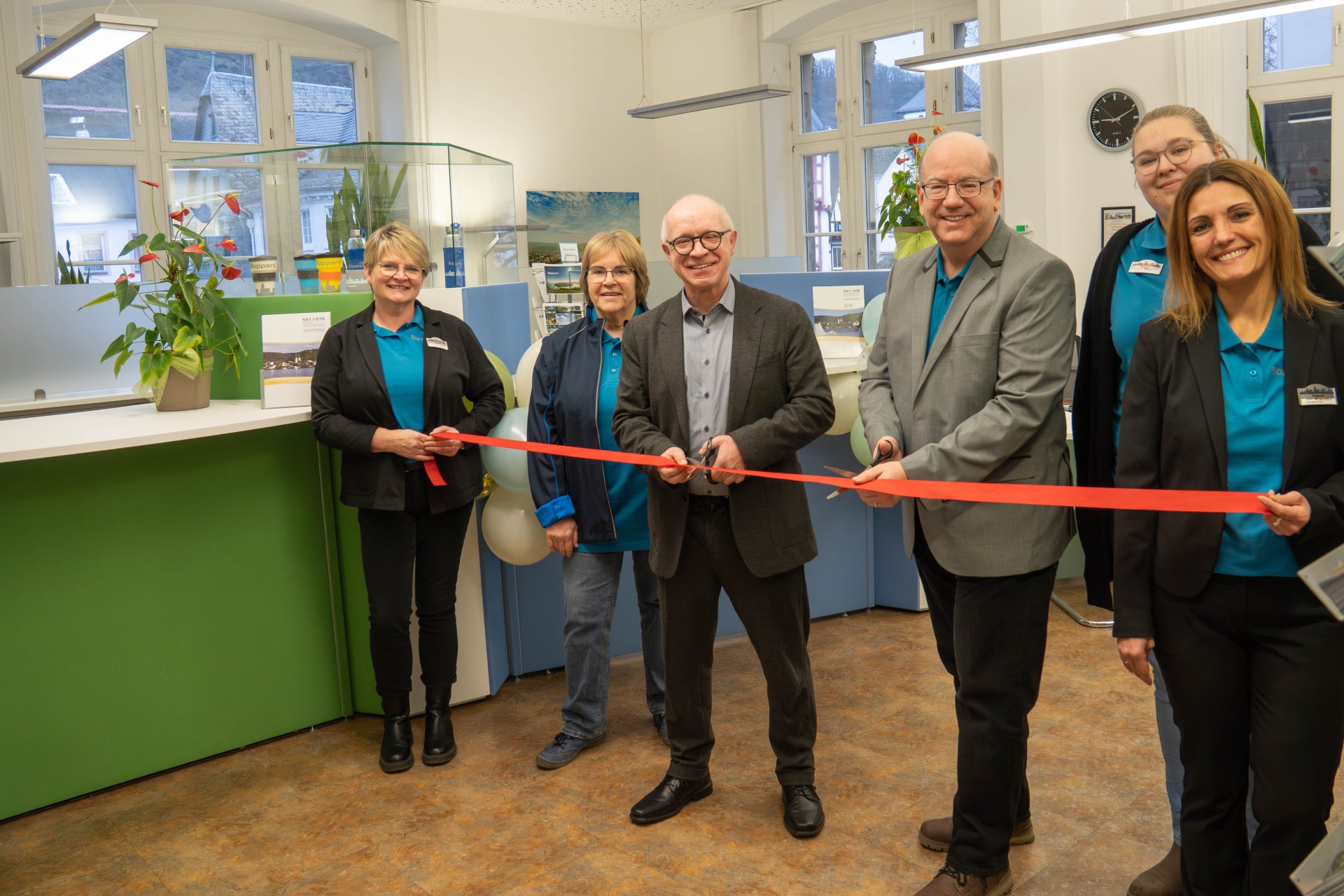 Die frisch renovierten und umgestalteten Räume der Tourist Information werden feierlich von  Bürgermeister Jörg Haseneier (3. von links) und dem Leiter der Tourist-Information, Michael Defrancesco (4. von links), und seinem Team mit einem symbolischen Banddurchschnitt in Betrieb genommen. 