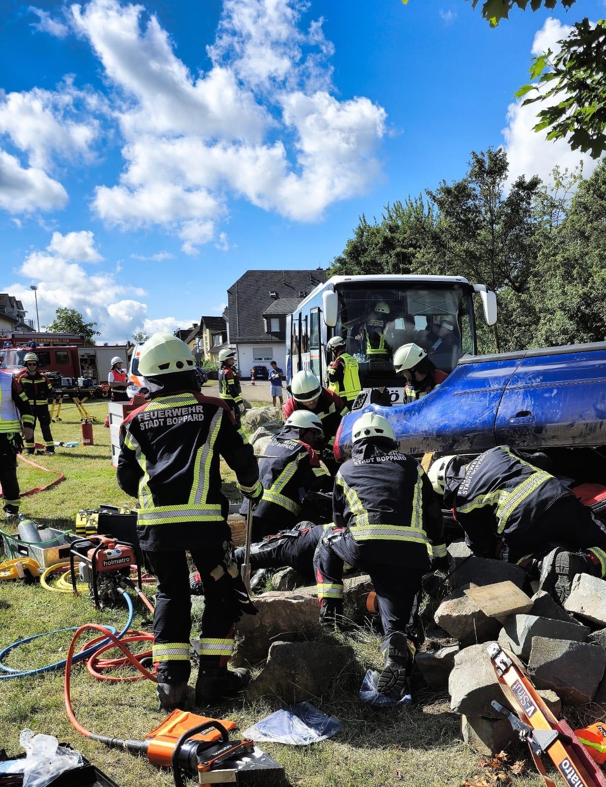 Realitätsnahe Großübung der Feuerwehr Boppard. Das Szenario: Ein schwerer Verkehrsunfall mit einem Reisebus voller Kinder und zwei beteiligten PKW – einer davon auf der Seite liegend. 