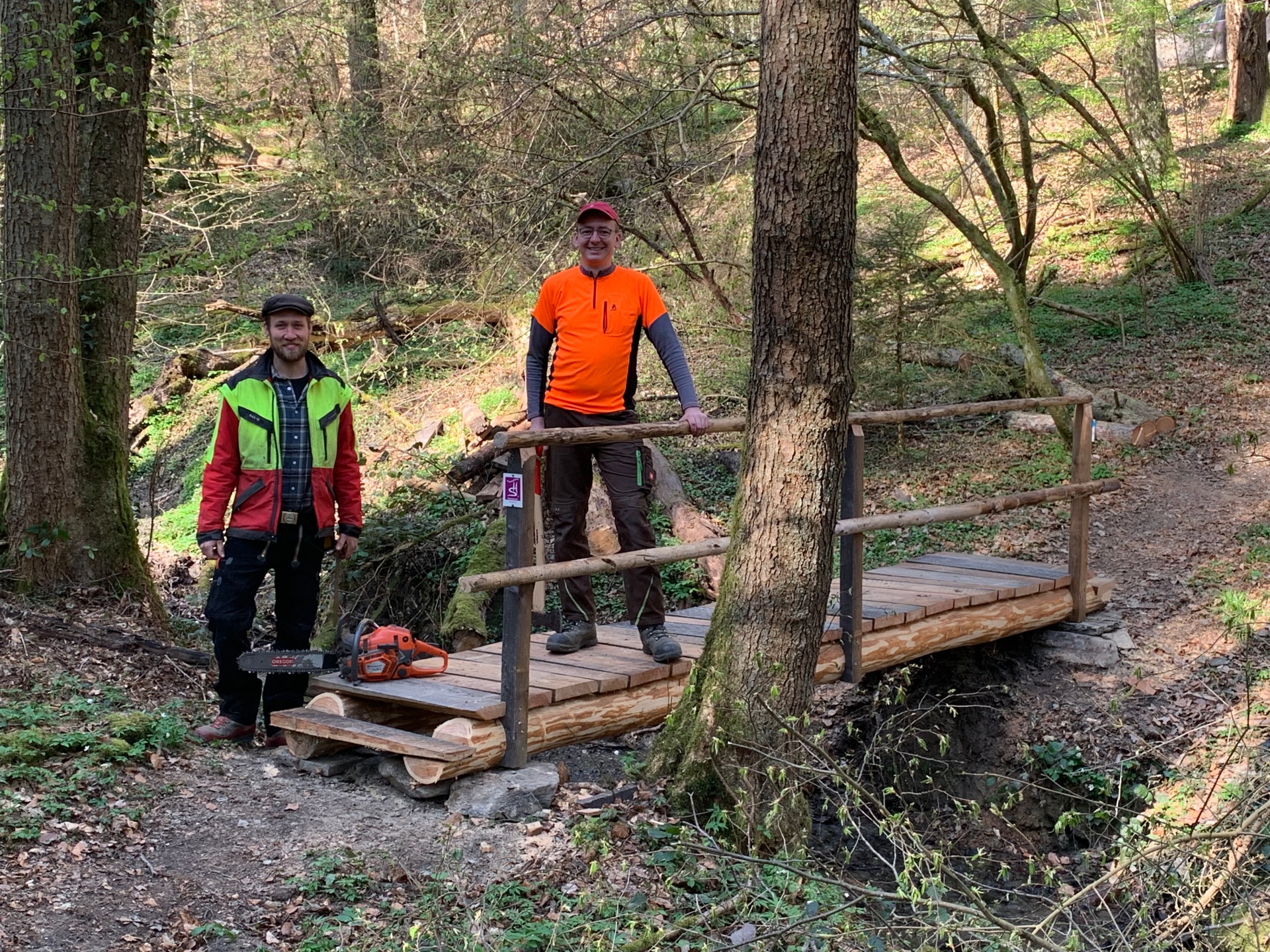 Die beiden städtischen Forstwirte Raphael Gras (links) und Florian Kaul übernahmen den kompletten Austausch der Brücke im Mittelbachtal. 