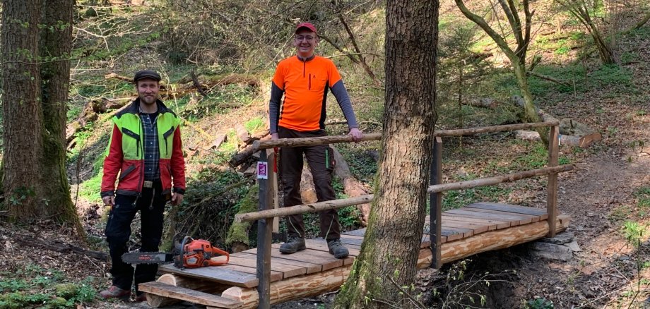 Die beiden städtischen Forstwirte Raphael Gras (links) und Florian Kaul übernahmen den kompletten Austausch der Brücke im Mittelbachtal. 