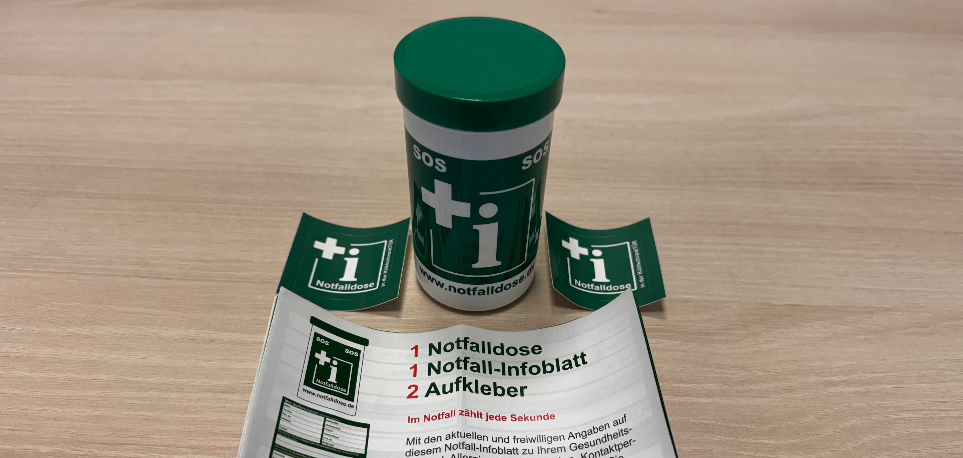 Eine Notfalldose enthält wichtige medizinische Informationen, die Rettungskräfte schnell und einfach finden können. Bürgerinnen und Bürger erhalten eine solche Notfalldose kostenlos bei der Stadtverwaltung Boppard. 