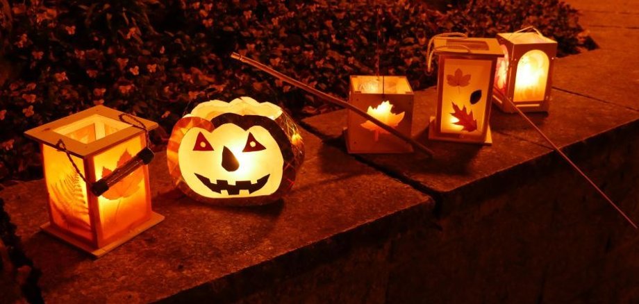 St. Martin zieht wieder durch Boppards Straßen. Wir geben einen Überblick über alle wichtigen Infos und Termine. Das Bild zeigt beleuchtete Laternen.