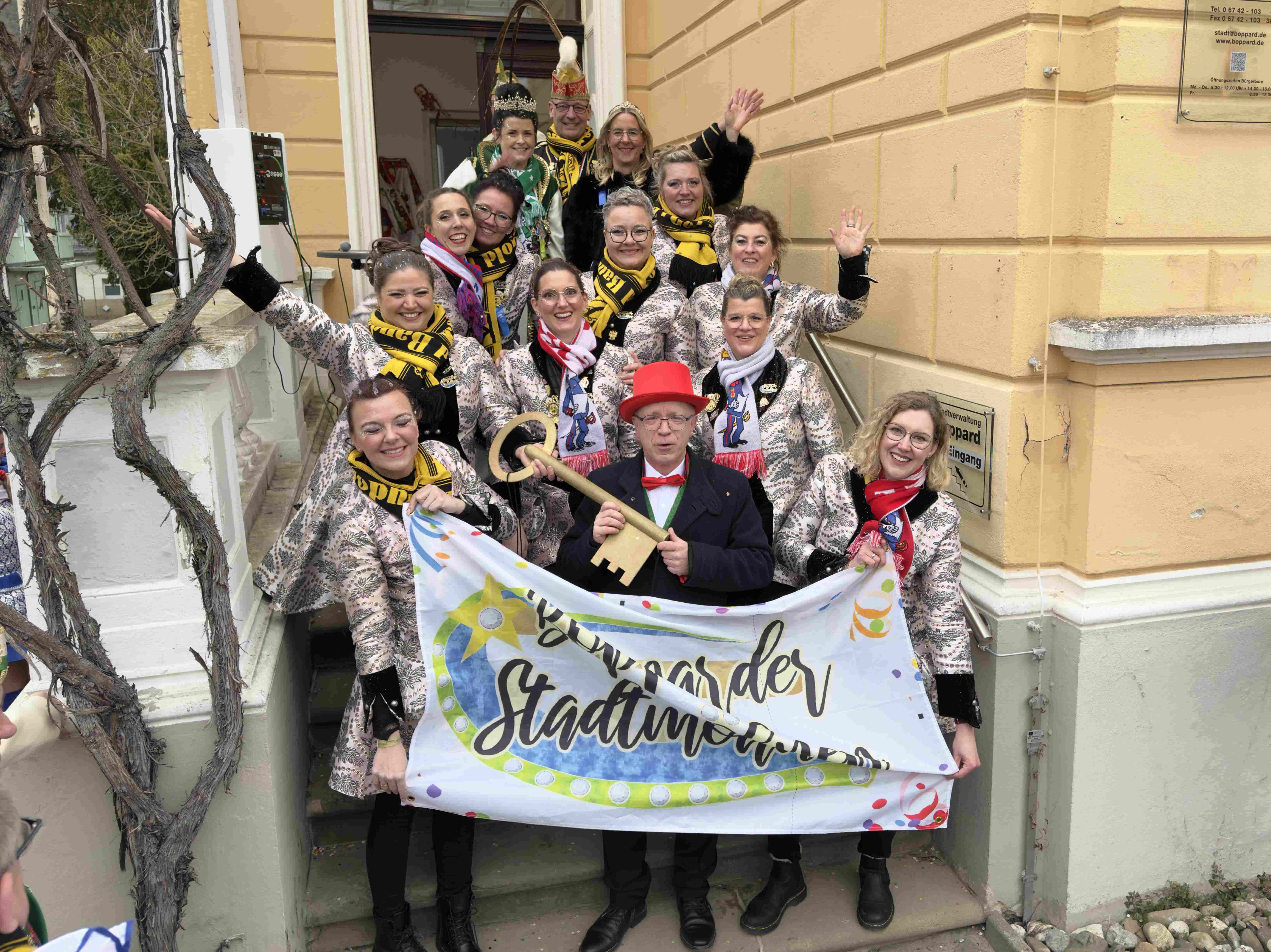 Boppards Bürgermeister Jörg Haseneier mit dem Schlüssel zur Stadtverwaltung mit den Bopparder Stadtmöhnen und dem Bopparder Prinzenpaar Markus I. und Nicole I. 