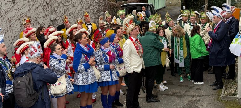Schwerdonnerstag 2025 Abordnungen der Bopparder Fastnachtsvereine waren zum Verwaltungssitz in der Mainzer Straße gekommen.