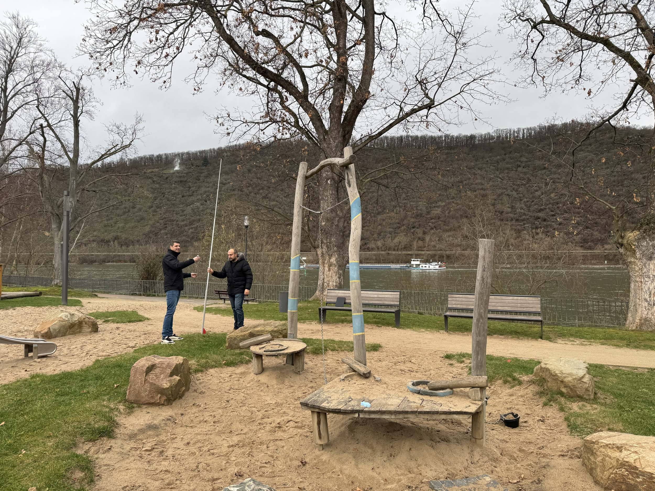 Im Mehrgenerationenpark Bopprd wird ein Sonnensegel über dem Sandspielbereich installiert. 