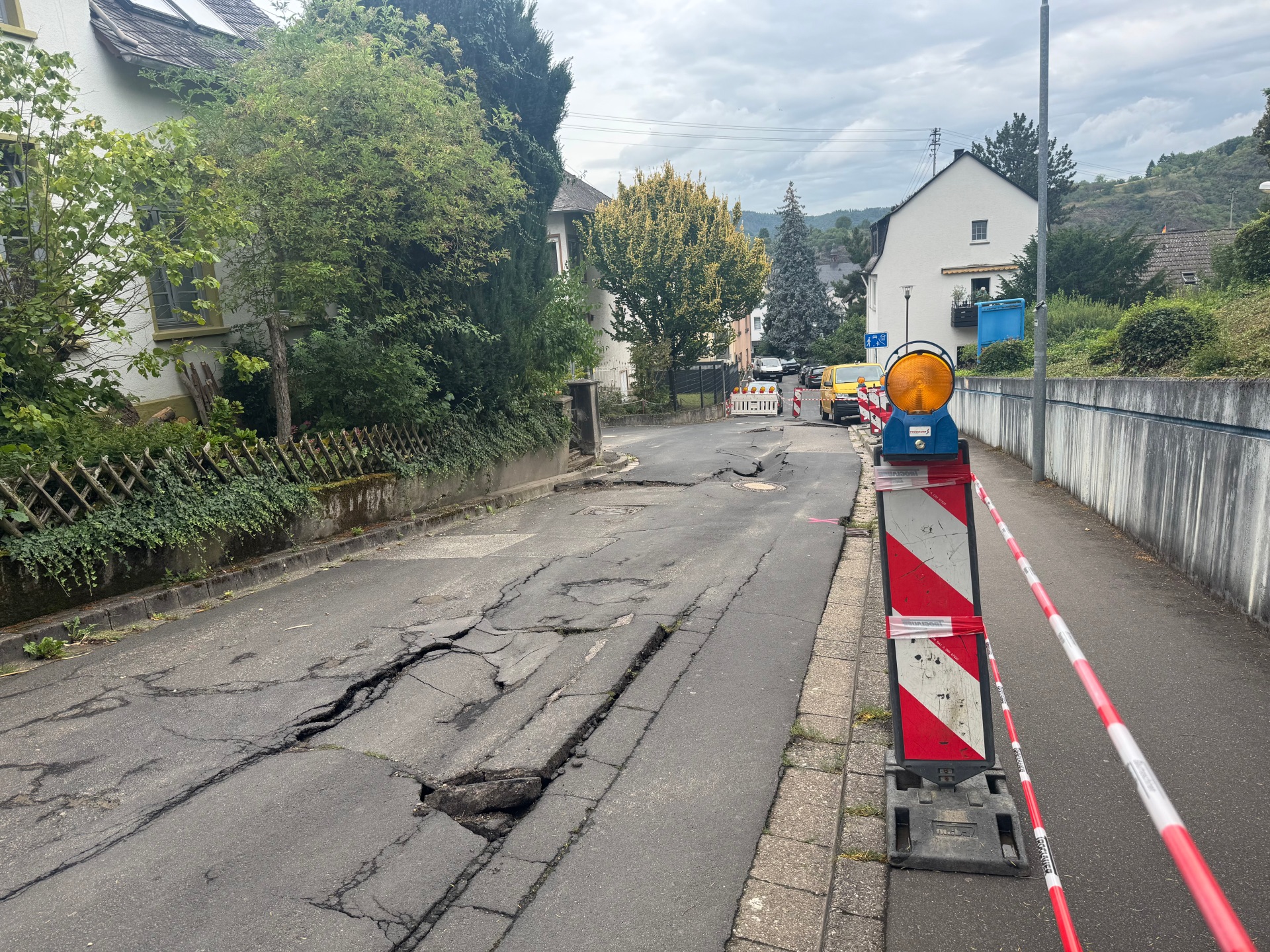 Ein Wasserrohrbruch hat in der Antoniusstraße im Ortsbezirk Boppard für massive Schäden gesorgt. 