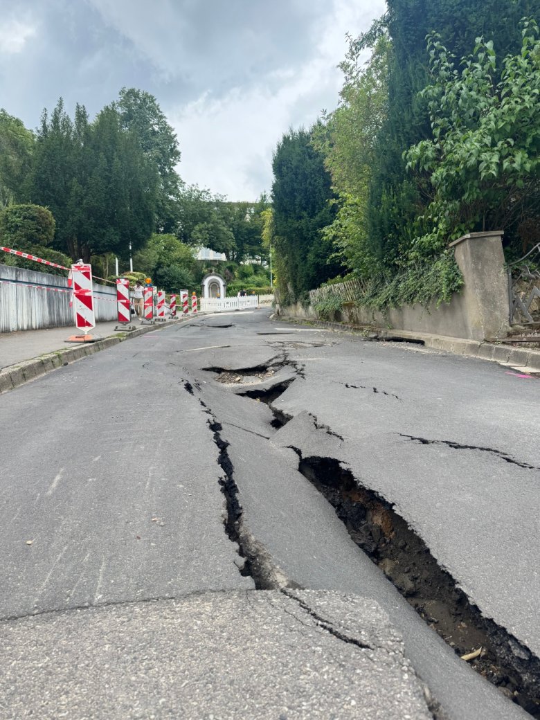 Ein Wasserrohrbruch hat in der Antoniusstraße im Ortsbezirk Boppard für massive Schäden gesorgt. Ein Wasserrohrbruch hat in der Antoniusstraße im Ortsbezirk Boppard für massive Schäden gesorgt.