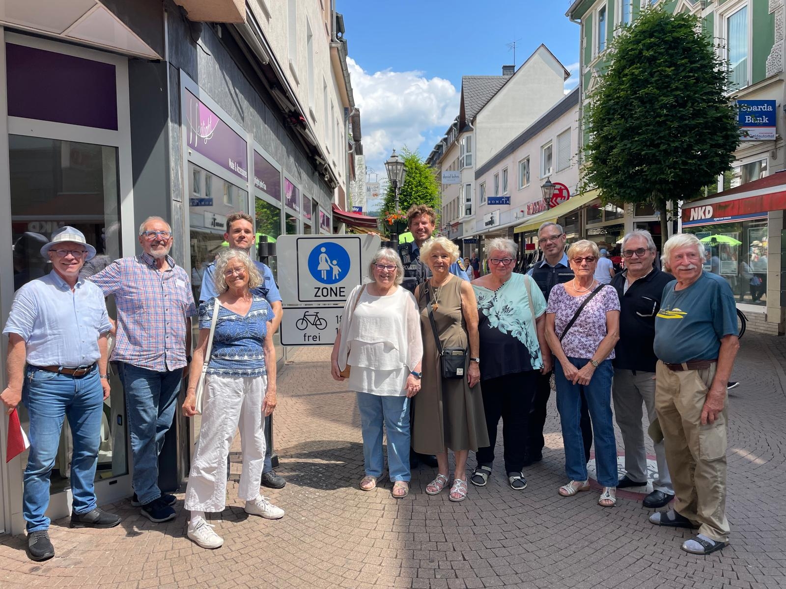 Boppards Bürgermeister Jörg Haseneier (links) war gemeinsam mit Vertretern von Polizei und Ordnungsamt und Vertreterinnen und Vertretern des Seniorenbeirats mit ihrer Vorsitzenden Beate Kaster-Schubert (5. von links) in der Kernstadt in Boppard unterwegs, um Gefahrenstellen für ältere Menschen zu begutachten. 