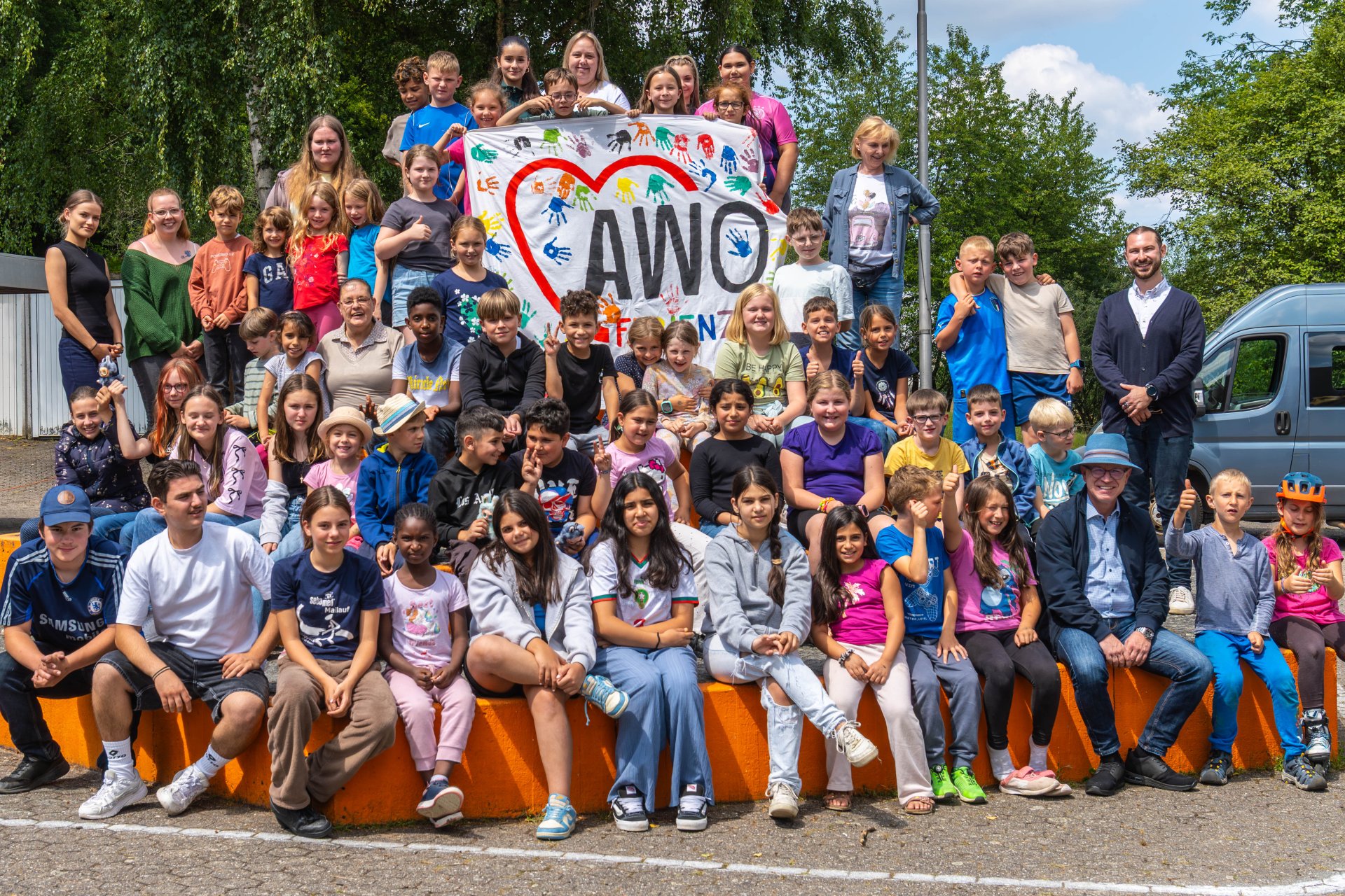 Boppards Bürgermeister Jörg Haseneier (3. von rechts) besuchte die Sommerferienaktion an der Helene-Pagés-Schule in Boppard. 