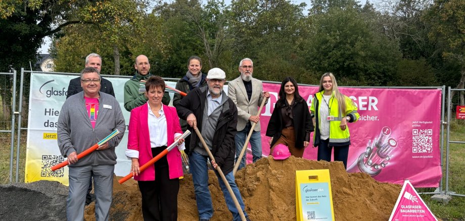 Beim Spatenstich waren dabei (von links): Mario Leiner (Regiomanager Telekom), Stefan Fischbach (Vertriebspartner der Telekom), Andreas Nick (Ortsvorsteher Bad
Salzig), Patricia Eiden (Ortsvorsteherin Weiler), Alexa Bach (Ortsvorsteherin
Ortsbezirk Boppard), Helmut Zindorf (1. Beigeordneter Stadt Boppard), Harald Weber (Municipality Manager Kommunaler Angang und
Kooperationen GlasfaserPlus), Zahra Schmidt (Projektleiterin GlasfaserPlus) und Konstantina
Karvouni (Projektleiterin Firma Ergatikat). Beim Spatenstich waren dabei (von links): Mario Leiner (Regiomanager Telekom), Stefan Fischbach (Vertriebspartner der Telekom), Andreas Nick (Ortsvorsteher Bad Salzig), Patricia Eiden (Ortsvorsteherin Weiler), Alexa Bach (Ortsvorsteherin Ortsbezirk Boppard), Helmut Zindorf (1. Beigeordneter Stadt Boppard), Harald Weber (Municipality Manager Kommunaler Angang und Kooperationen GlasfaserPlus), Zahra Schmidt (Projektleiterin GlasfaserPlus) und Konstantina Karvouni (Projektleiterin Firma Ergatikat).