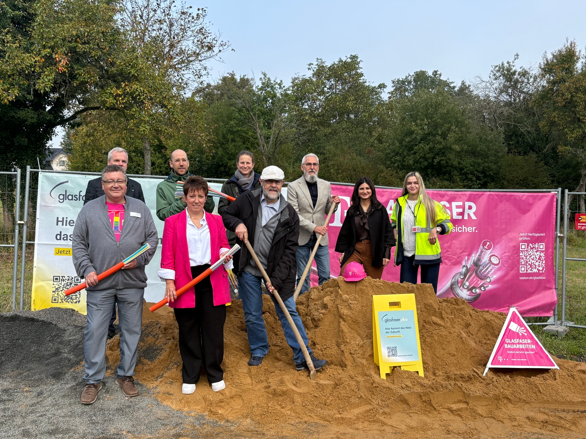 Beim Spatenstich waren dabei (von links): Mario Leiner (Regiomanager Telekom), Stefan Fischbach (Vertriebspartner der Telekom), Andreas Nick (Ortsvorsteher Bad Salzig), Patricia Eiden (Ortsvorsteherin Weiler), Alexa Bach (Ortsvorsteherin Ortsbezirk Boppard), Helmut Zindorf (1. Beigeordneter Stadt Boppard), Harald Weber (Municipality Manager Kommunaler Angang und Kooperationen GlasfaserPlus), Zahra Schmidt (Projektleiterin GlasfaserPlus) und Konstantina Karvouni (Projektleiterin Firma Ergatikat).