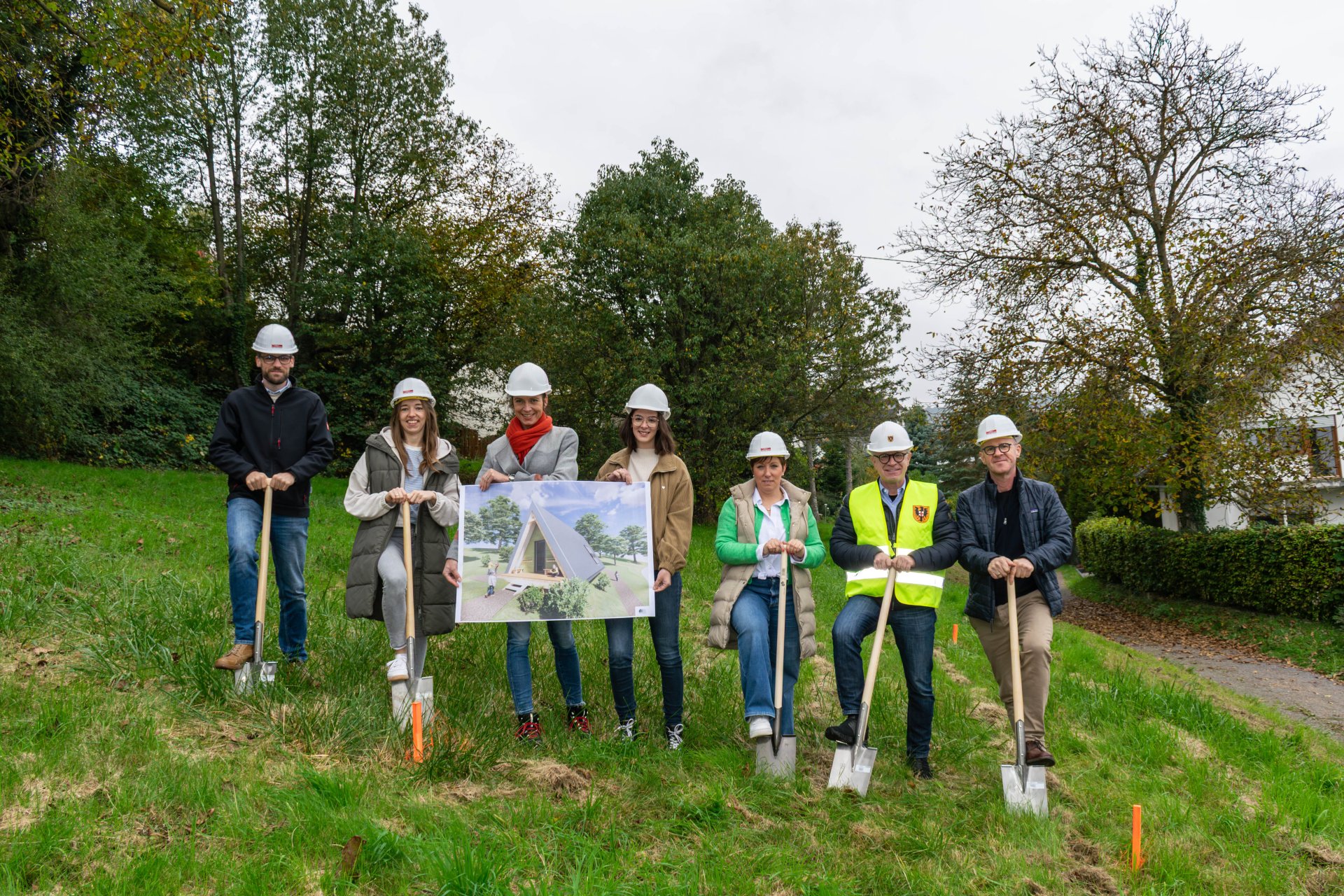 Spatenstich für die neue Waldgruppe der Kita Weiler (von links): Dominik Nachtsheim, Leiter Fachbereich 5 Stadtverwaltung Boppard, Kita-Leiterin Mareike Krambrich, Sarah Schellenberg, Architektin und Inhaberin Architekturbüro Schellenberg, Lara Knechtges, Projektbetreuung Architekturbüro Schellenberg, Ortsvorsteherin Patricia Eiden, Bürgermeister Jörg Haseneier und Toni Zimmermann, Geschäftsführer Bezi-Bau Bauunternehmung. 