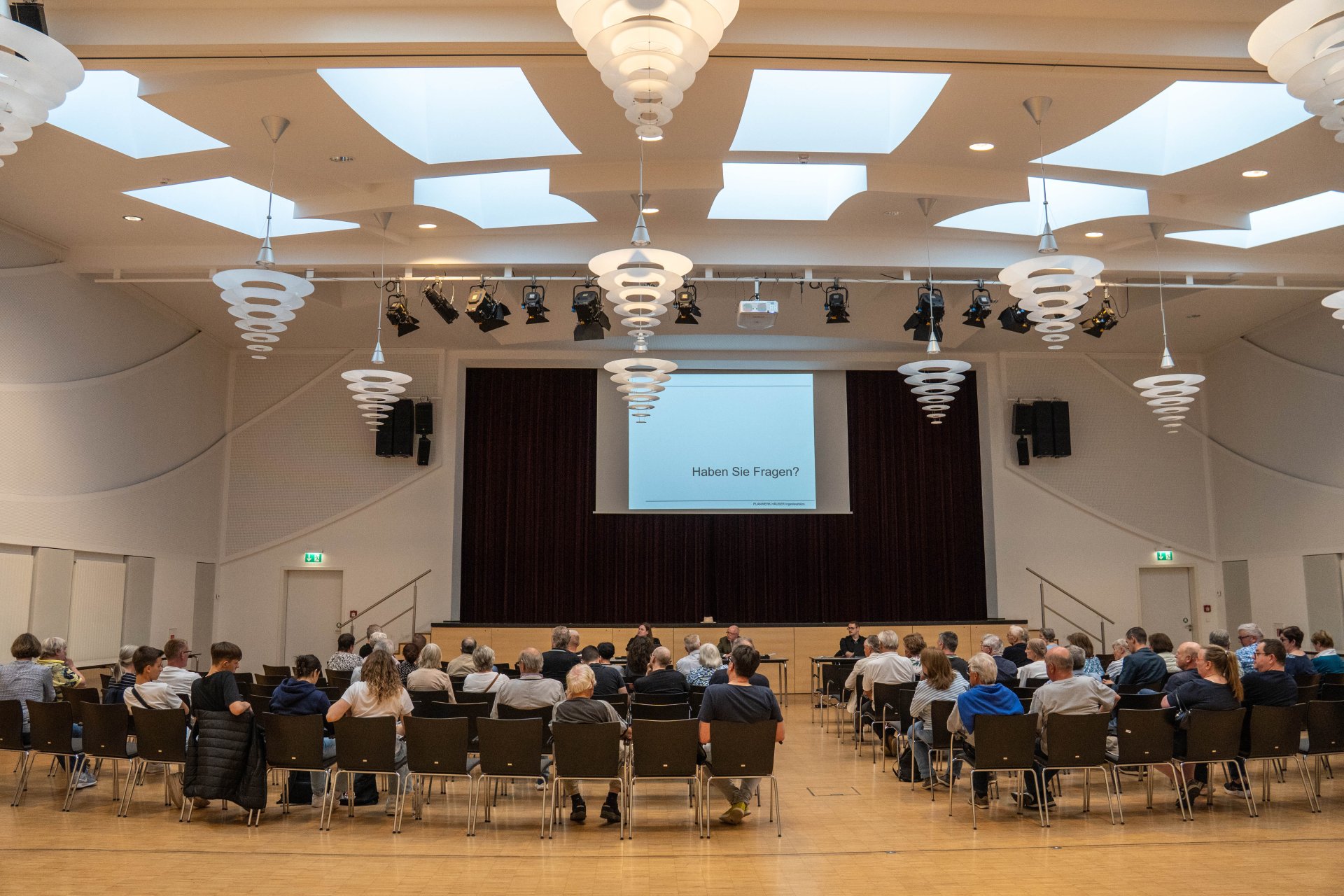 Rund 70 Bürgerinnen und Bürger waren zum Workshop in die Stadthalle Boppard gekommen, um sich intensiv mit dem Integrierten städtebaulichen Entwicklungskonzept für die Innenstadt/Rheinallee auseinanderzusetzen. 