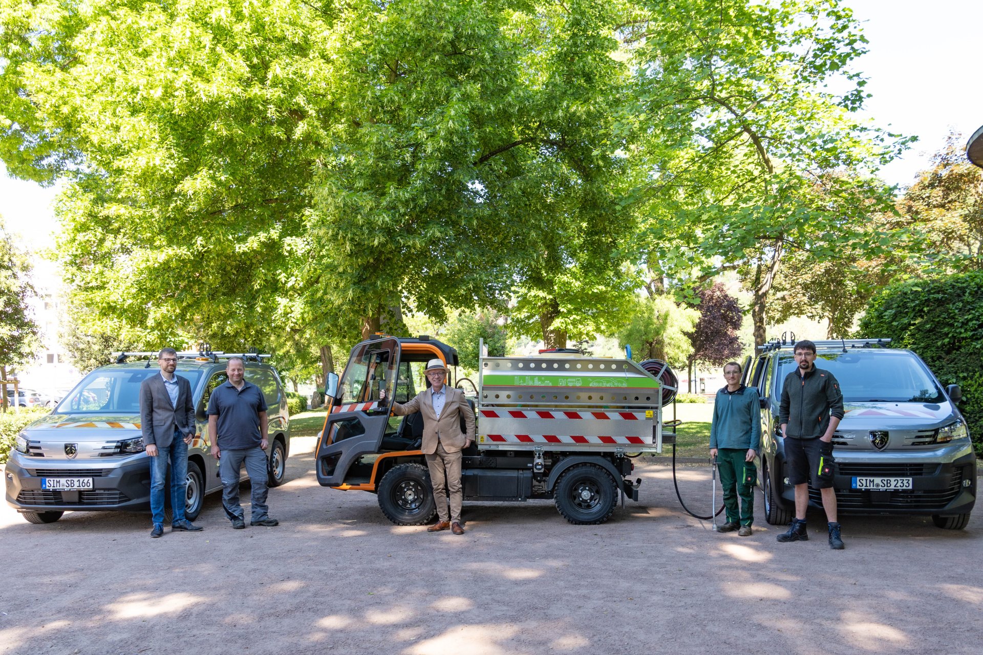 Drei neue vollelektrische Fahrzeuge wurden an den städtischen Bauhof übergeben. Mit dabei waren (von links): Klimaschutzmanager Dominik Nachtsheim, Bauhofmitarbeiter Markus Lahnert, Vorarbeiter der Arbeitsgruppe Boppard, Bürgermeister Jörg Haseneier, Gärtner Fabian Hellwig und Elektriker Jens Bröder.