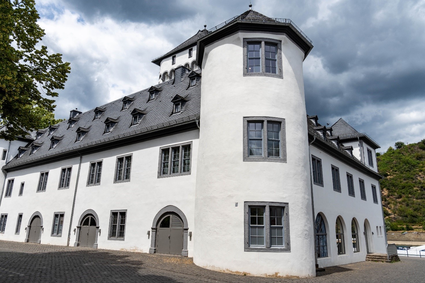 Die Stadtbücherei Boppard zieht um in die Kurfürstliche Burg: Der letzte Öffnungstag, an dem Medien am alten Standort ausgeliehen oder zurückgegeben werden können, ist Freitag, 8. August 2025, von 10 bis 14 Uhr. Mit der Neueröffnung wird eine der ersten „Open Libraries“ (offene Bibliotheken) in Rheinland-Pfalz in Betrieb gehen. 