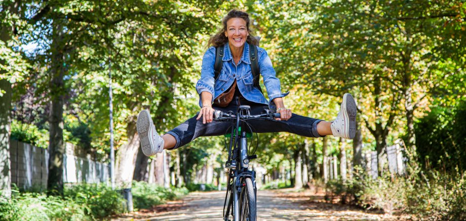 Eine Frau auf einem Fahrrad