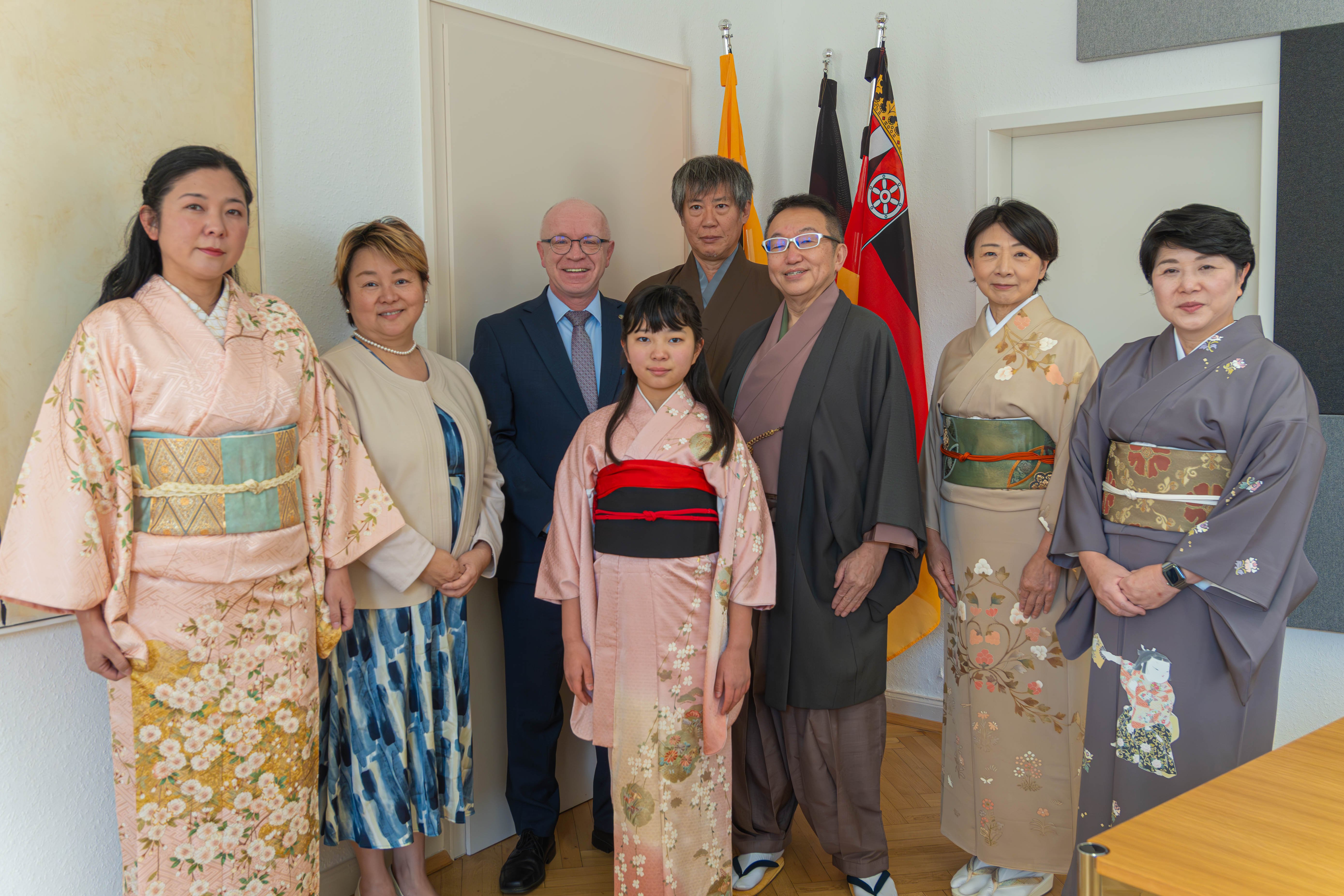Beim Empfang bei Boppards Bürgermeister Jörg Haseneier (von links) Rina Suzuki, Mayuko Ohno, Bürgermeister Jörg Haseneier, Tomoko Suzuki. Hiromitsu Koyama, Teezeremonie-Meister Gishio Horiuchi, Sae Horiushi und Tomoko Yamazaki. 
