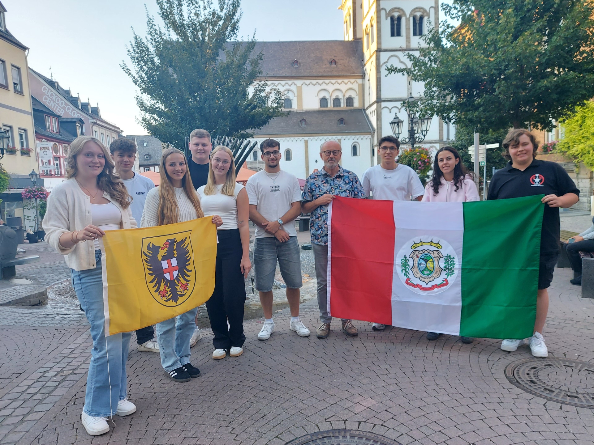 In den Herbstferien reisen neun junge Bopparderinnen und Bopparder als 5. Jugenddelegation nach Brasilien. Mit dabei sind (von links): Anna Weinand, Bastian Bersch, Helen Röhrig, Luis Schneider, Lina Röhrig, Maximilian Bock, Delegationsleiter Peter Kockelmann, Henry Gulich, Marzia Löw und Twan de Jonge. 