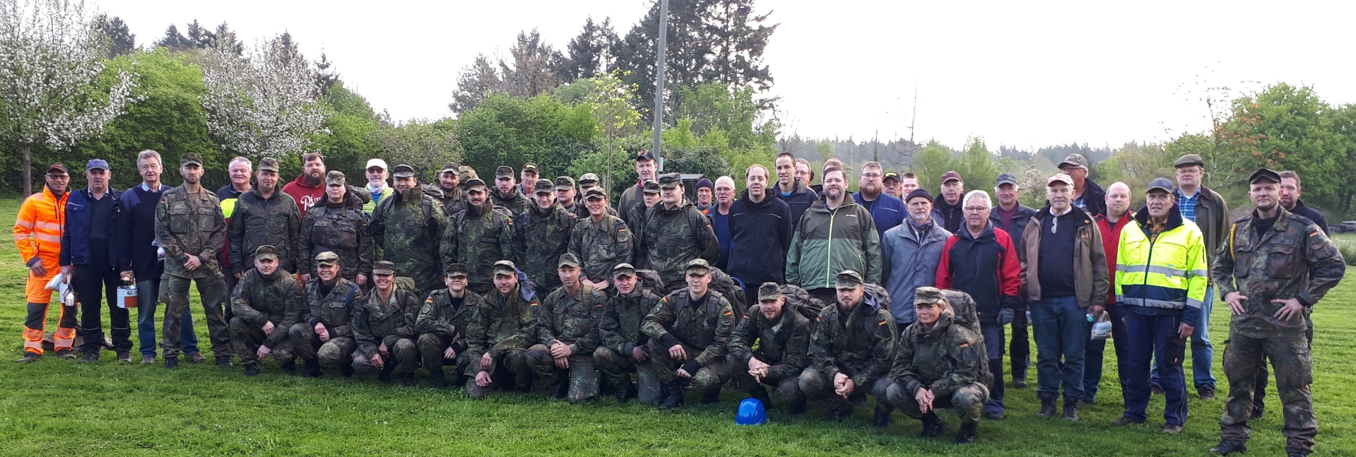 Freiwillige Helferinnen und Helfer, darunter zahlreiche Soldatinnen und Soldaten der Bundeswehr sowie engagierte Bürgerinnen und Bürger aus der Region, packten beim Tag des Wassers tatkräftig an.