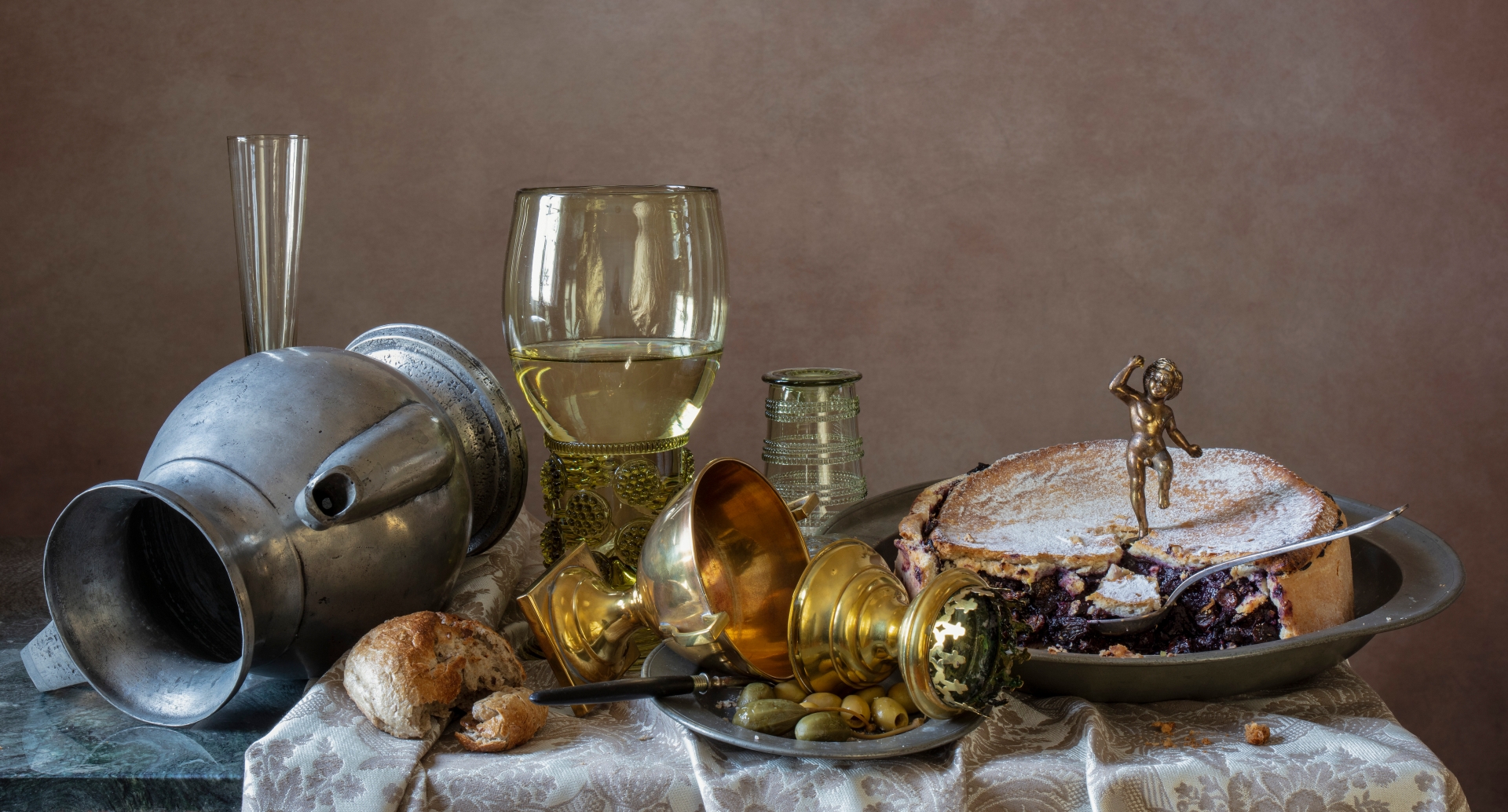 Viele Stillleben beschäftigen sich mit grundlegenden Themen wie Zeit, Werden und Vergehen, Lust, Genuss, Sinnesfreuden und Emotionen, Besitz und Verlust, Überkonsum, Gier und Mäßigung. So auch das Werk „Pie“ von Elizabeth Joan Clarke, das im Rahmen der neuen Ausstellung im Museum Boppard zu sehen sein wird.  