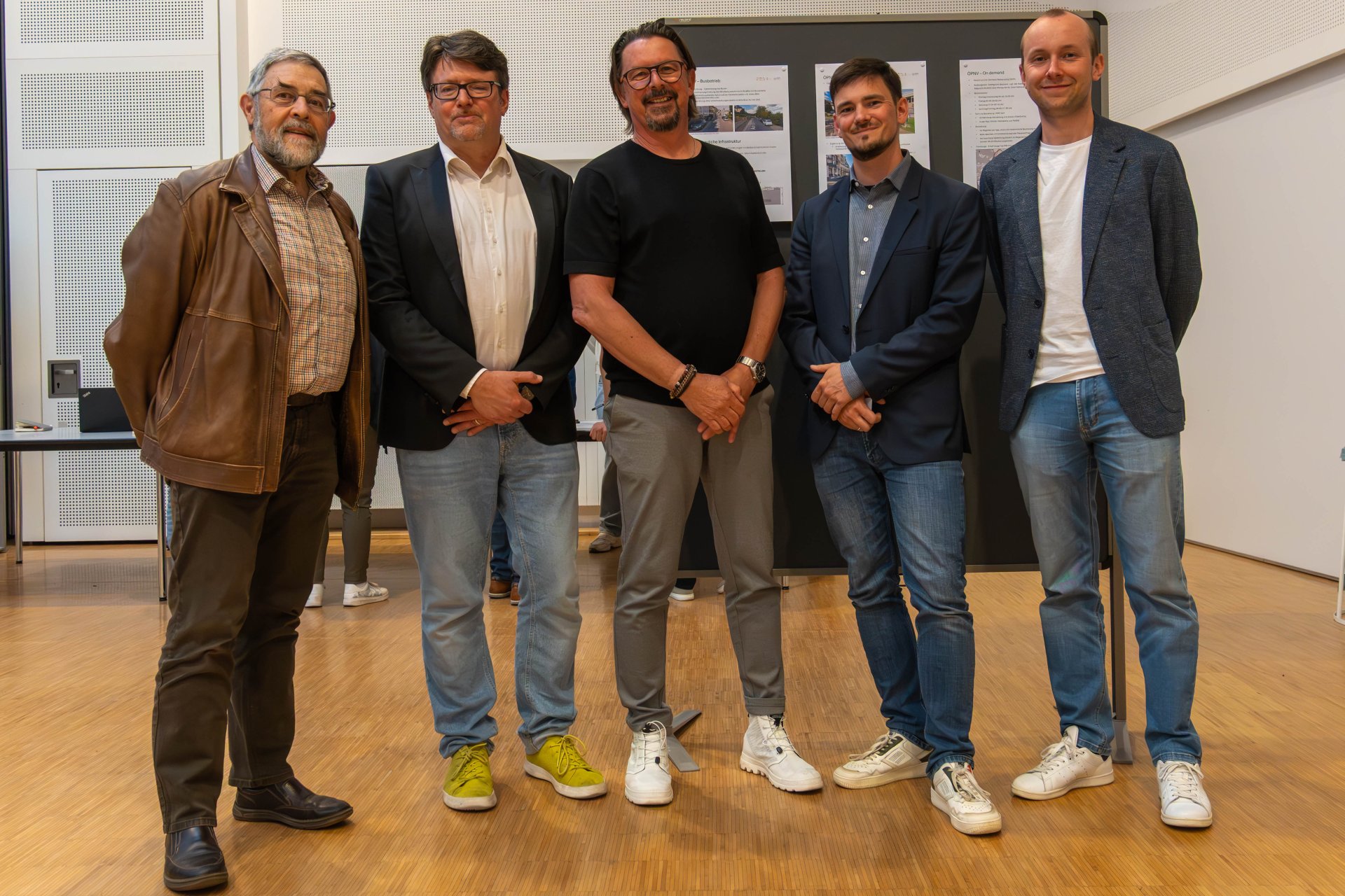 Beim Bürgerworkshop Mobilität in der Stadthalle vertreten waren (von links): Der Erste Beigeordnete der Stadt Boppard, Helmut Zindorf, Andreas Roll, Inhaber slb-Architekten in Boppard, Markus Werhan vom Büro VERTEC in Koblenz, Axel Brechenser von Stadt-Land-Plus sowie Oliver Struth von slb-Architekten. 