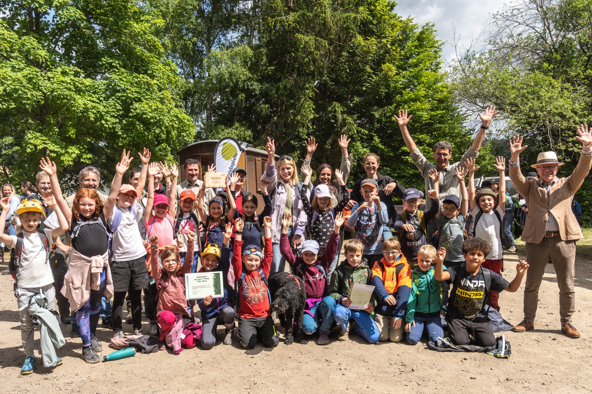 Freude und Jubel nach der Siegerehrung: Die Klasse 3a der Grundschule Buchholz hat den ersten Platz bei den diesjährigen Waldjugendspielen erreicht. 