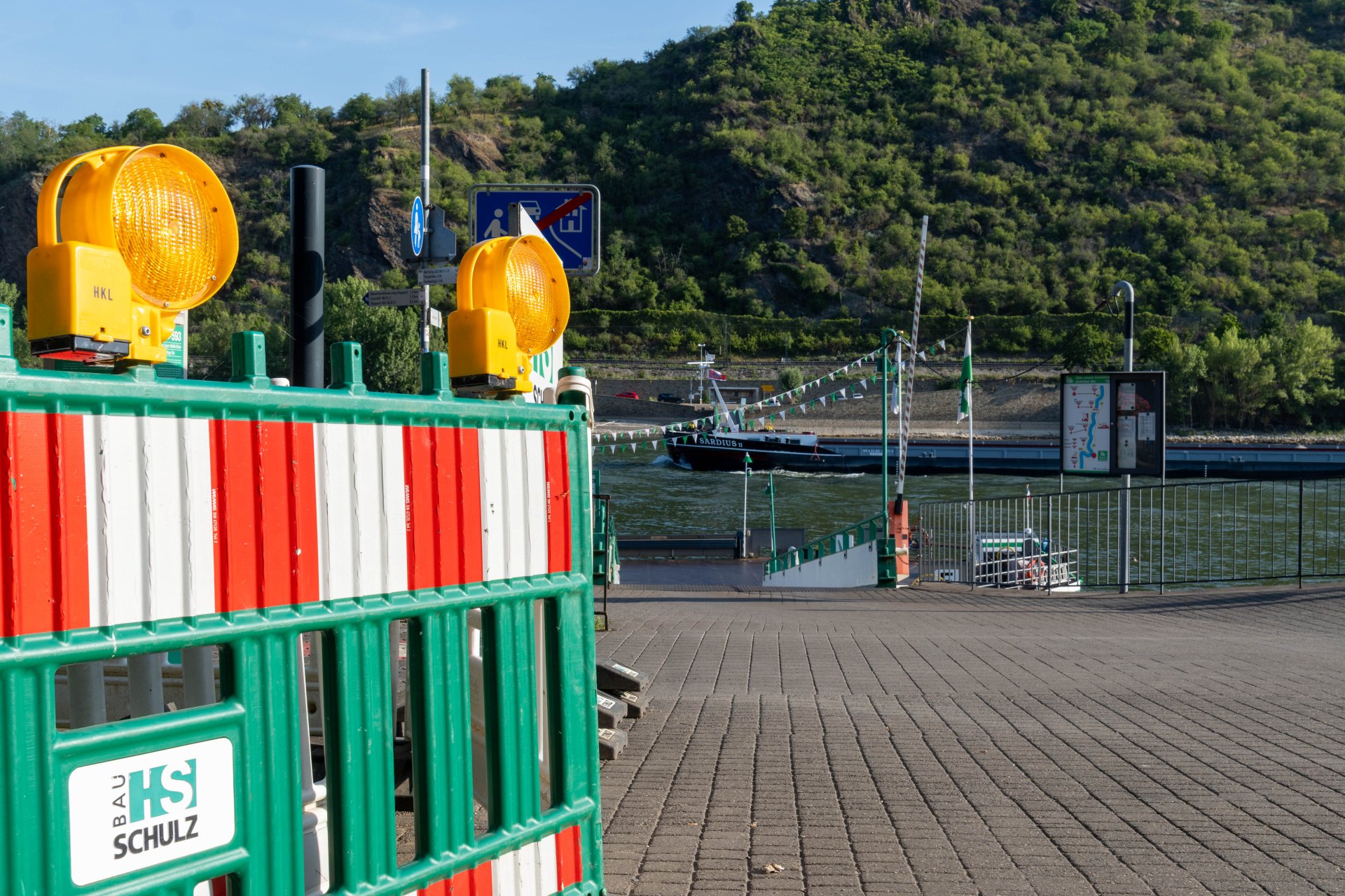 Am 25. Juli 2025 beginnen die Arbeiten zum 3. Bauabschnitt der Verlegung der Abwasser-Druckleitung in der Rheinallee. Die Anfahrt zur Autofähre in Boppard erfolgt in diesem Zeitraum über die Eltzerhofstraße, die Ausfahrt in Fahrtrichtung Koblenz über die Rheinallee. 