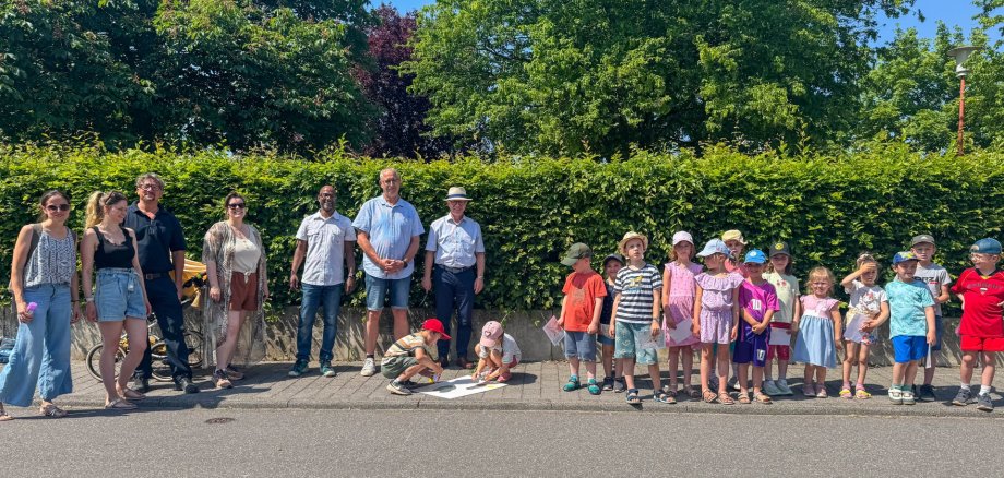 Für mehr Sicherheit auf dem Weg zu Schule, Kita und Spielplätzen: Kinder, Eltern und Vertreter von Schule, Kindertagesstätten, Ortsbeirat, Polizei und der Stadt Boppard haben am Mittwochnachmittag, 27. Mai 2026, gemeinsam den Start der Aktion „Gelbe Füße“ an der Grundschule Buchholz eingeläutet. Für mehr Sicherheit auf dem Weg zu Schule, Kita und Spielplätzen: Kinder, Eltern und Vertreter von Schule, Kindertagesstätten, Ortsbeirat, Polizei und der Stadt Boppard haben am Mittwochnachmittag, 27. Mai 2026, gemeinsam den Start der Aktion „Gelbe Füße“ an der Grundschule Buchholz eingeläutet.