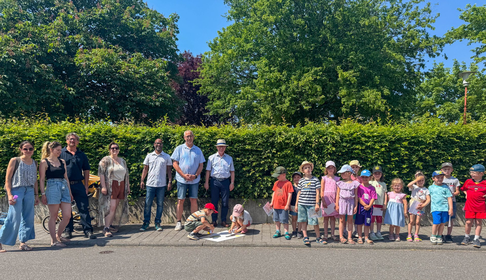 Für mehr Sicherheit auf dem Weg zu Schule, Kita und Spielplätzen:  Kinder, Eltern und Vertreter von Schule, Kindertagesstätten, Ortsbeirat, Polizei und der Stadt Boppard haben am Mittwochnachmittag, 27. Mai 2026, gemeinsam den Start der Aktion „Gelbe Füße“ an der Grundschule Buchholz eingeläutet. 