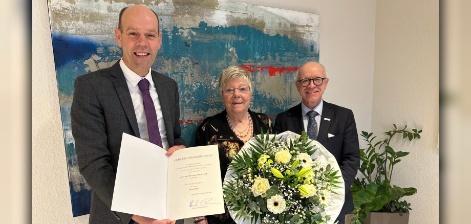 Landrat Volker Boch (links) hat Edith Staaden-Weber im Beisein von  Jörg Haseneier, Bürgermeister der Stadt Boppard, mit der Ehrennadel des Landes ausgezeichnet.