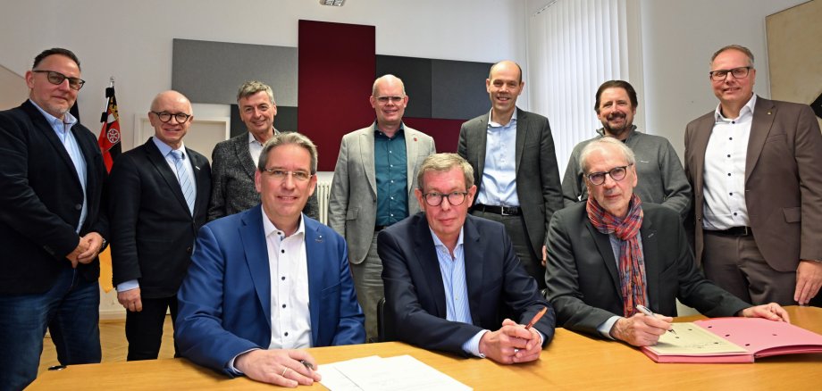 Die Kooperationsvereinbarung unterzeichneten (von links) die Geschäftsführer Frank-Michael Uhle (ERH), Dirk Gottschalk (STAWAG Energie GmbH) und Thomas Lorenz (ERH) in Anwesenheit von Thorsten Hamm (STAWAG Energie GmbH), der gesetzli-chen Vertreter der ERH-Gesellschafter Bürgermeister Jörg Haseneier, Michael Boos, Christian Keimer, Peter Unkel, Peter Müller sowie von Landrat Volker Boch.