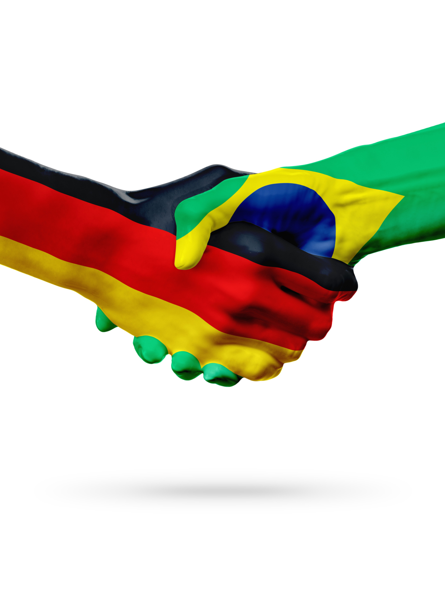 Zwei mit den Flaggen von Brasilien und Deutschland bemalte Hände. Es wird sich die Hand gereicht. 