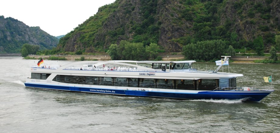 An Bord der MS Loreley Elegance der Loreley Linie erleben die Teilnehmerinnen und Teilnehmer am 1. Oktober 2026 eine festliche schwimmende Weinprobe mit zehn erlesenen Weinen, einem 4-Gänge-Menü und einer außergewöhnlichen Atmosphäre auf dem Rhein. Jetzt noch die letzten Tickets sichern. An Bord der MS Loreley Elegance der Loreley Linie erleben die Teilnehmerinnen und Teilnehmer am 1. Oktober 2026 eine festliche schwimmende Weinprobe mit zehn erlesenen Weinen, einem 4-Gänge-Menü und einer außergewöhnlichen Atmosphäre auf dem Rhein. Jetzt noch die letzten Tickets sichern.