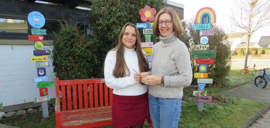 Schlüsselübergabe in der Kita Abenteuerland in Boppard-Buchholz: Lisa Kühr (links) hat die Leitung der Kita übernommen. Dorothee Junker-Onckels verabschiedete sich in den Ruhestand.