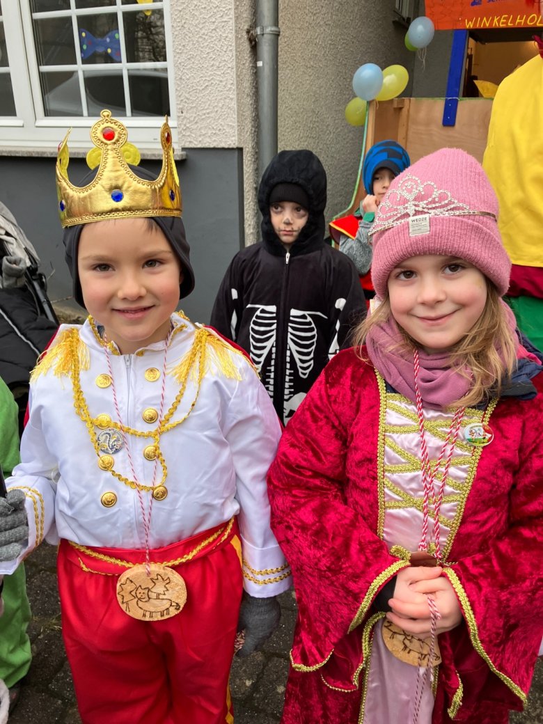 Warm eingepackt strahlen Prinz und Prinzessin um die Wette.